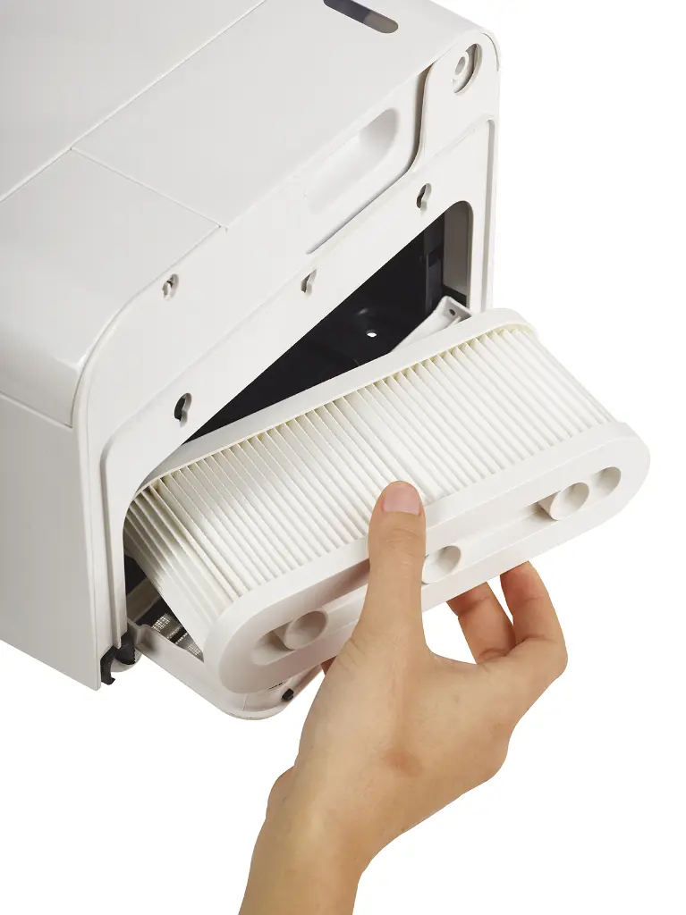 51676_AERY PRESTIGE_zoom_mise en place filtre HEPA.webp